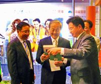 公司領(lǐng)導(dǎo)向國家紡織工業(yè)局杜鈺洲局長贈(zèng)送本公司總經(jīng)理商成杰主編、紡織出版社出版的工具書（2009）