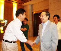 潔爾爽公司總經(jīng)理商成杰歡迎十屆全國人大常委會(huì)副委員長蔣正華指導(dǎo)工作。（2008）